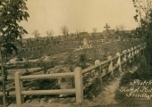 Zdjęcie cmentarza wojskowego z 1917 roku.; źródło: dawnypiotrkow.pl