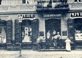 Księgarnia rodziny Pańskich na ul. Petersburskiej, 1899 rok; źródło: dawnypiotrkow.pl