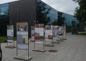 Wystawa plenerowa przed budynkiem Mediateki.