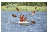 Ludzie podczas spływu kajakowego na piotrkowskim Jeziorze Bugaj.