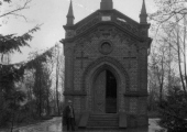 Kaplica cmentarna rodziny Burchardt.; źródło: dawnypiotrkow.pl