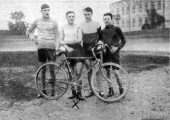 Grupa piotrkowskich kolarzy, 1932 r.; źródło: dawnypiotrkow.pl