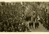 Legiony Polskie 3 maj 1915. Pochód na Rynku piotrkowskim. ;źródło: dawnypiotrkow.pl