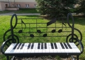 Muzyczna ławeczka znajdująca się na Pasażu Rudowskiego.