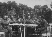 Zdjęcie z oficerami w Piotrkowie; źródło: dawnypiotrkow.pl