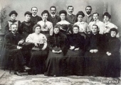 Pierwsza rada pedagogiczna pensji Heleny Trzcińskiej 1906-1907 r.; źródło: dawnypiotrkow.pl