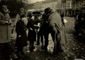 Piotrkowski chłopiec sprzedający gazety.