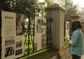 Wystawa pt.: "Karol Wojtyła. Narodziny" prezentowana na parkanie przy Placu Zamkowym 4.