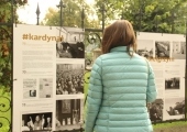 Wystawa pt.: "Karol Wojtyła. Narodziny" prezentowana na parkanie przy Placu Zamkowym 4.